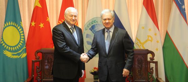 Председатель ШОС Рашид Алимов и глава РАТС ШОС Евгений Сысоев - Sputnik Узбекистан