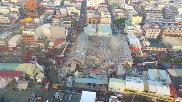 Жилой 17-этажный дом рухнул во время землетрясения на Тайване - Sputnik Узбекистан