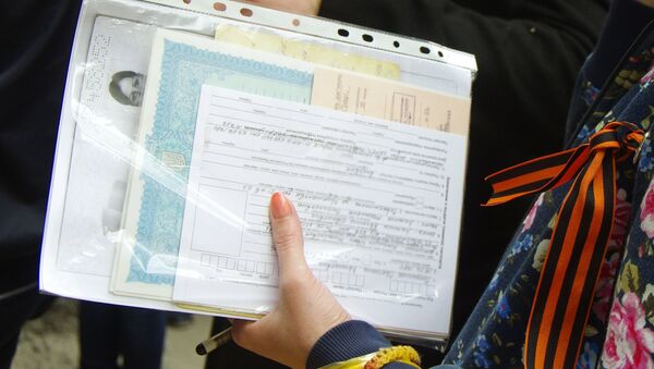 Женщина держит папку с документами - Sputnik Узбекистан