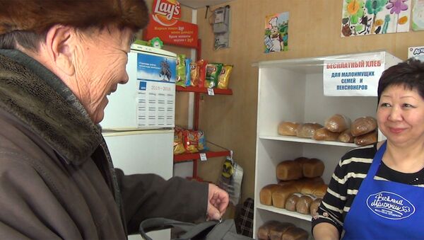 Бишкекчанка покупает 30 булок ежедневно и раздает бедным - Sputnik Узбекистан