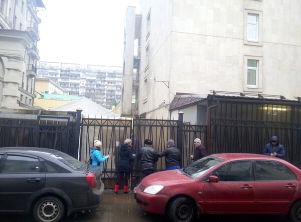 Очередь в посольство Узбекистана в Москве - Sputnik Узбекистан