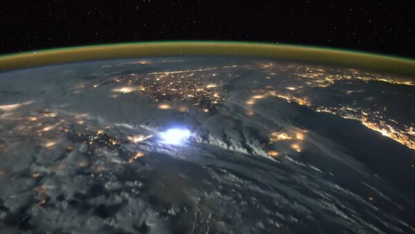 Молнии над Земным шаром, или Как выглядит гроза из космоса - Sputnik Узбекистан