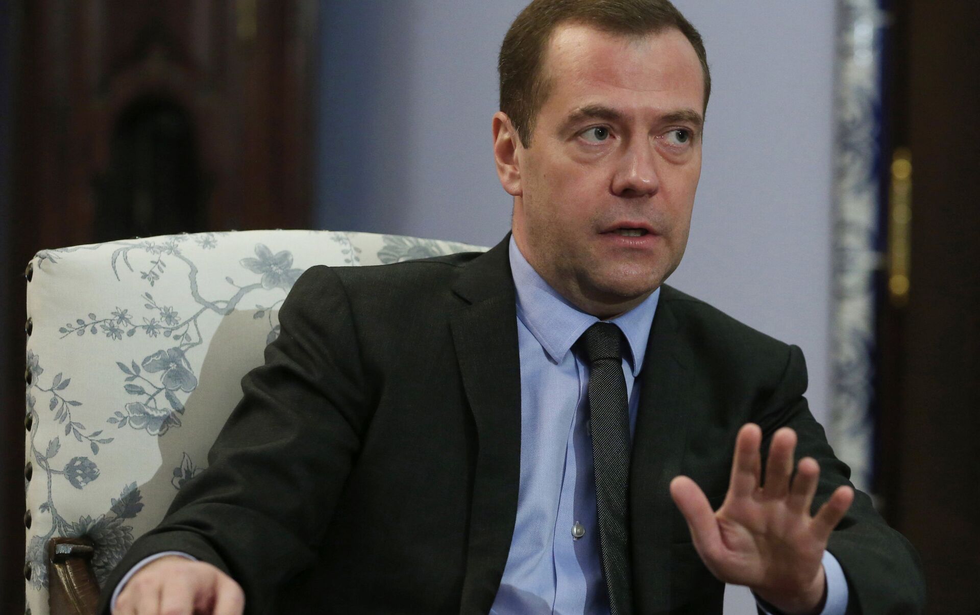 Медведев на мвф. Премьер министр России. Медведев Грузия. Медведев Грозный.
