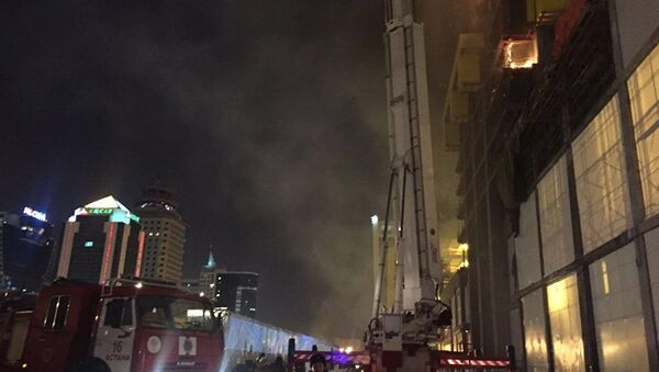 Пожар  в строящемся комплексе Абу-Даби Плаза в Астане - Sputnik Узбекистан