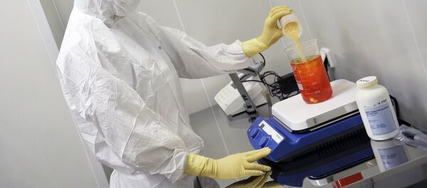 Сотрудница лаборатории ГУ НИИ эпидемиологии и микробиологии. - Sputnik Ўзбекистон