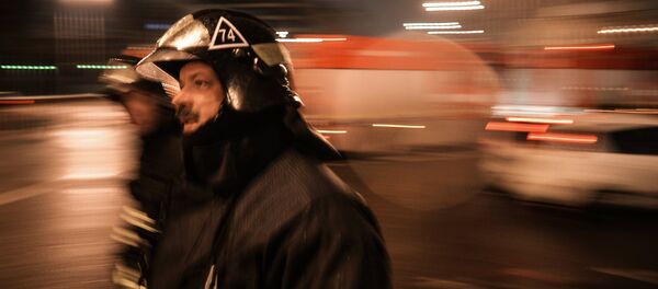 Сотрудники пожарно-спасательных подразделений МЧС Сотрудники пожарно-спасательных подразделений МЧС - Sputnik Узбекистан