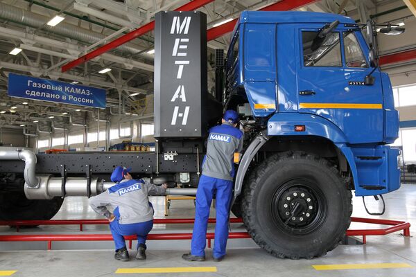 Открытие на заводе ОАО КАМАЗ линии по производству техники, работающей на газу - Sputnik Узбекистан