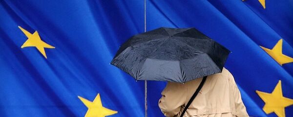 Женщина под зонтом рядом с флагом ЕС Женщина под зонтом рядом с флагом ЕС - Sputnik Ўзбекистон