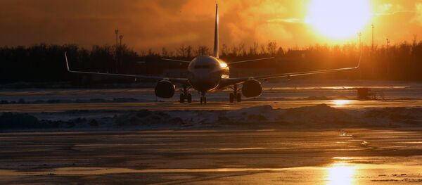 Самолет в аэропорту Домодедово Самолет в аэропорту Домодедово - Sputnik Узбекистан