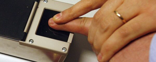 Работа сканера отпечатков пальцев  - Sputnik Узбекистан