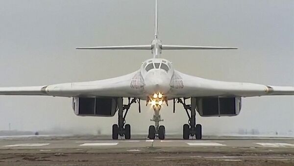 Rossiya HKKga qarashli Tu-160 raketatashuvchi-bombardimonchisi - Sputnik Oʻzbekiston
