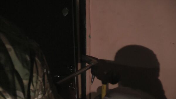 Сотрудники ФСБ штурмуют квартиру, где подделывались паспорта для ИГ - Sputnik Узбекистан