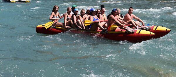 Отдыхающие на территории Рицинского заповедника в Абхазии - Sputnik Узбекистан