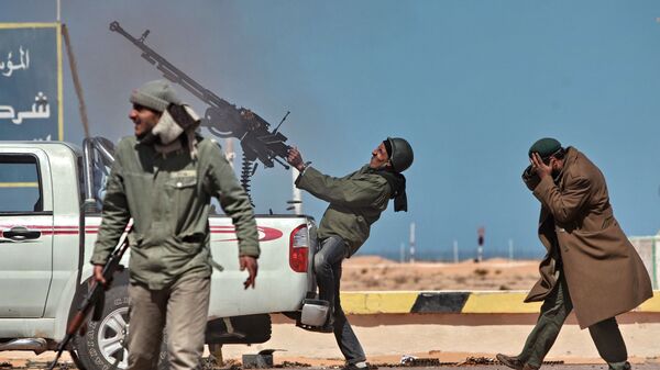 Боец оппозиции стреляет из пулемета в истребитель в Ливии  - Sputnik Узбекистан