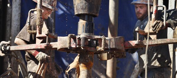 Нефтяники в процессе добычи нефти Нефтяники в процессе добычи нефти - Sputnik Узбекистан