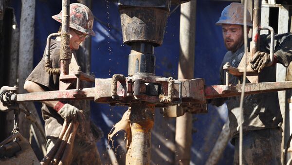 Нефтяники в процессе добычи нефти - Sputnik Ўзбекистон