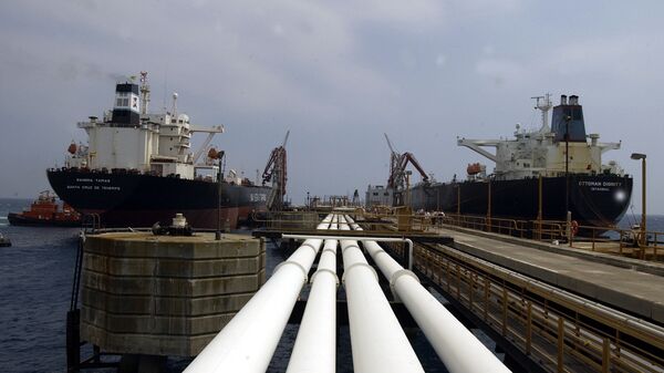 Нефтяные танкеры у причала - Sputnik Узбекистан