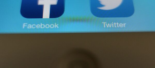 Иконки социальных сетей в смартфоне Иконки социальных сетей в смартфоне - Sputnik Узбекистан