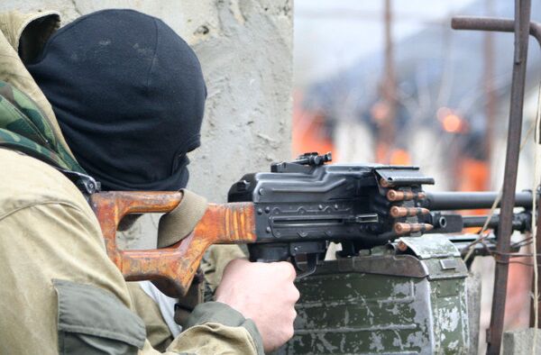 Сотрудник правоохранительных органов во время спецоперации - Sputnik Ўзбекистон