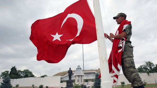 Турецкий военный поднимает государственный флаг - Sputnik Ўзбекистон