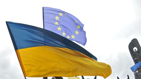 Флаги Украины и ЕС - Sputnik Узбекистан