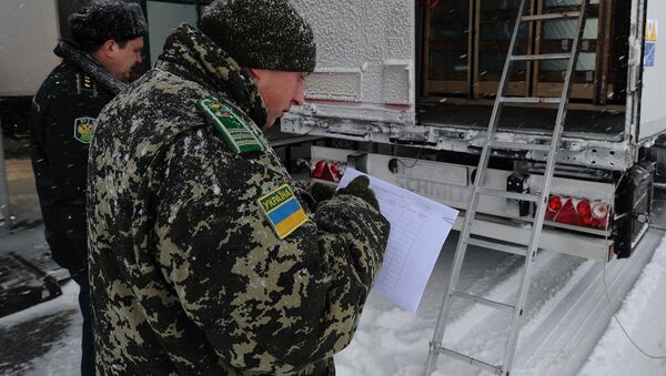 Сотрудники пограничной службы Украины у грузового автомобиля - Sputnik Узбекистан