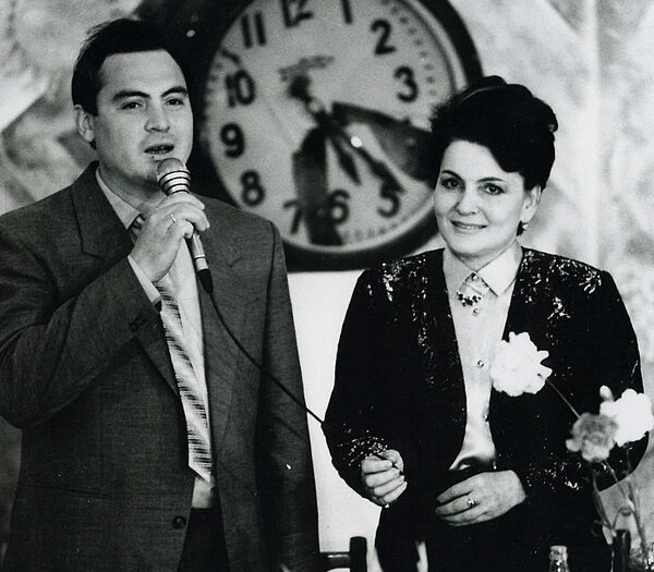 Алишер Бадалов и Галина Мельникова. Фрагмент передачи, посвященной годовщине землетрясения в Ташкенте Алишер Бадалов и Галина Мельникова. Фрагмент передачи, посвященной годовщине землетрясения в Ташкенте - Sputnik Узбекистан