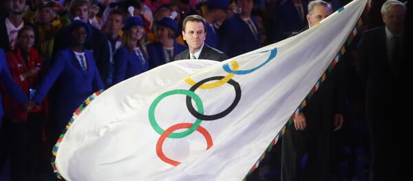 Rio-de-Janeyro meri Eduardu Paesh Olimpiada bayrog‘i bilan - Sputnik O‘zbekiston