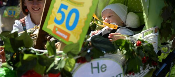 ГМОли маҳсулотлар ишлатилишига қарши Екатеринбурда болалар аравачалари паради ГМОли маҳсулотлар ишлатилишига қарши Екатеринбурда болалар аравачалари паради - Sputnik Ўзбекистон