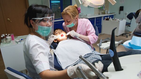 В терапевтическом кабинете детского отделения стоматологической поликлиники - Sputnik Ўзбекистон
