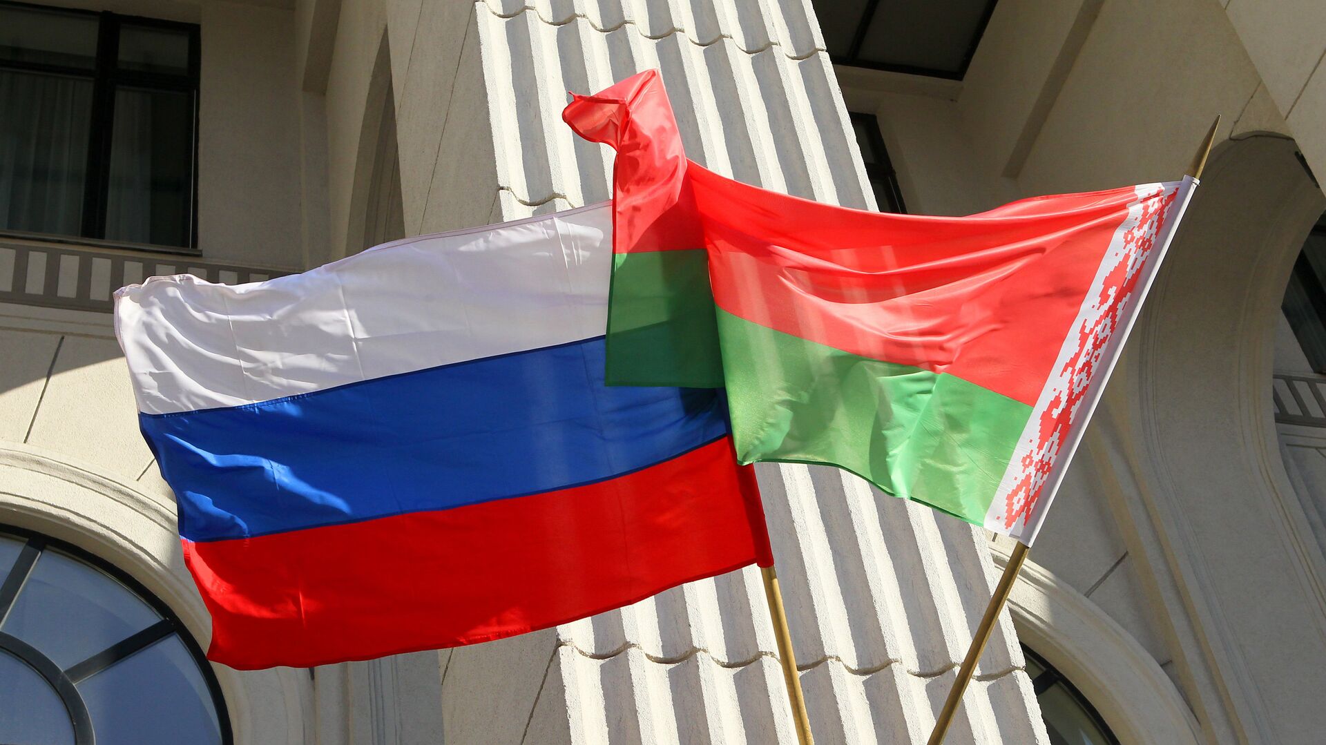 Государственные флаги России и Беларуси - Sputnik Узбекистан, 1920, 06.02.2023