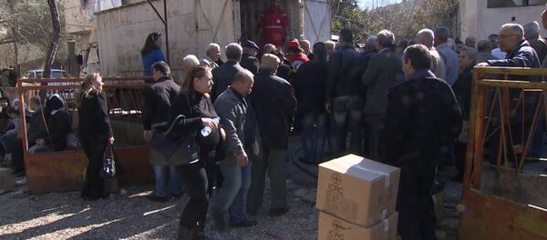 Сирийцы стояли в очереди за коробками гумпомощи в Хомсе Сирийцы стояли в очереди за коробками гумпомощи в Хомсе - Sputnik Узбекистан
