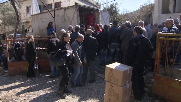 Сирийцы стояли в очереди за коробками гумпомощи в Хомсе - Sputnik Узбекистан
