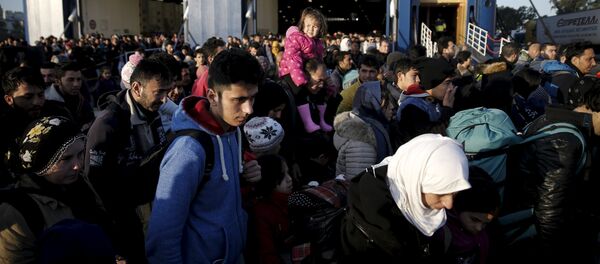 Беженцы и мигранты в порту - Sputnik Узбекистан