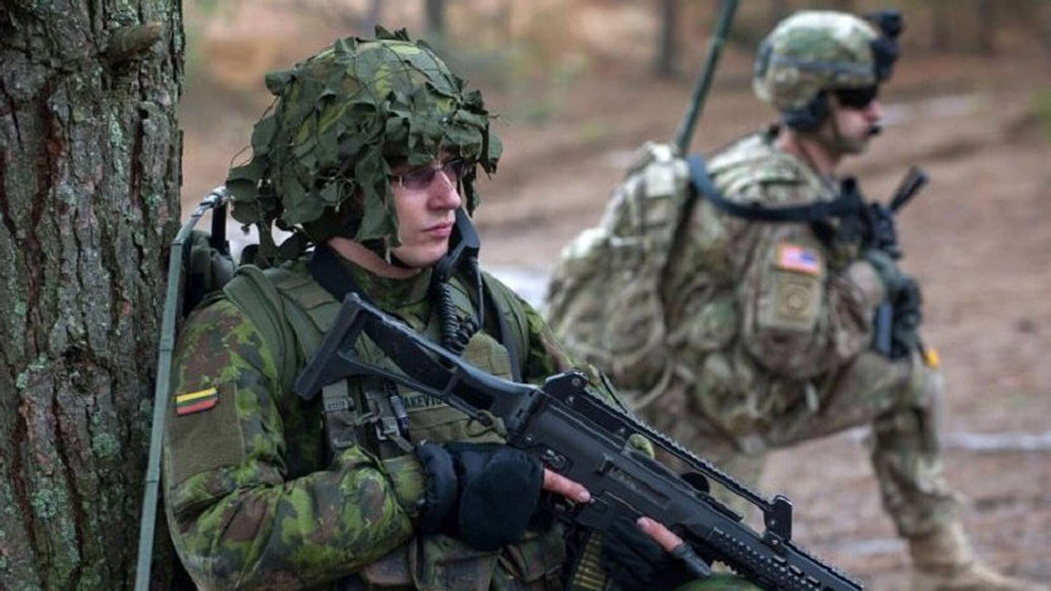 литовские войска. прибалтийские флаги. нато в прибалтике. угрозы литве. танки нато в литве.