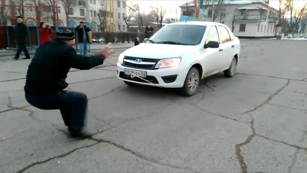 Житель Казахстана передвигает ушами автомобиль - Sputnik Узбекистан