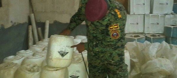 Бойцы народного ополчения Сирии обнаружили склад с химическим веществом Бойцы народного ополчения Сирии обнаружили склад с химическим веществом - Sputnik Узбекистан