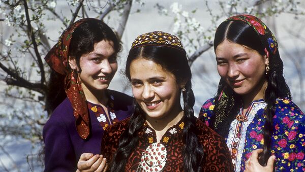 Туркменские девушки - учащиеся медицинского училища - Sputnik Ўзбекистон