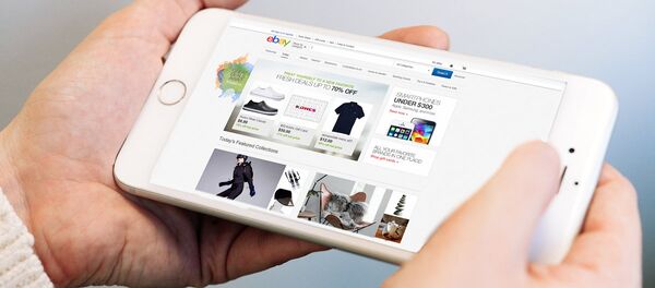Сайт Ebay на экране телефона Сайт Ebay на экране телефона - Sputnik Ўзбекистон