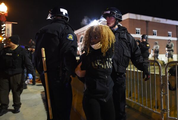 Чернокожие преступники получают более длительные наказания Чернокожие преступники получают более длительные наказания - Sputnik Узбекистан