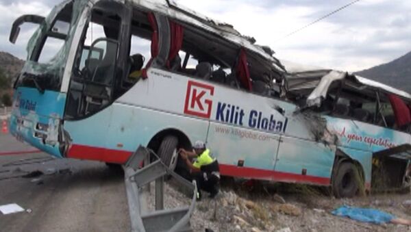 Автобус с туристами попал в крупное ДТП в Турции. Кадры с места аварии - Sputnik Узбекистан