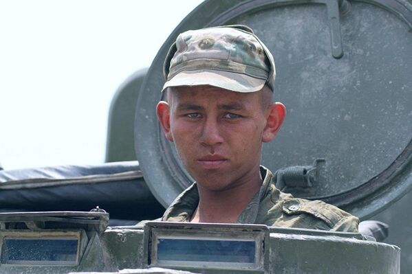 Российский солдат на марше - Sputnik Узбекистан