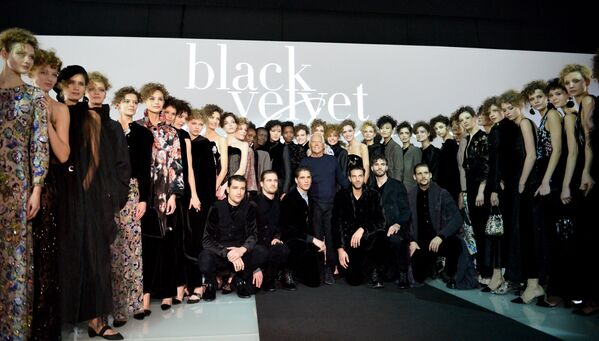 Показ Giorgio Armani Black Velvet на Неделе моды в Милане - Sputnik Узбекистан