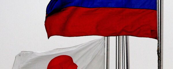 Российский и японский флаги - Sputnik Узбекистан
