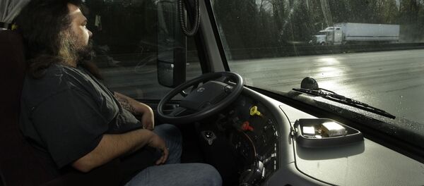 Водитель в кабине грузовика Водитель в кабине грузовика - Sputnik Узбекистан