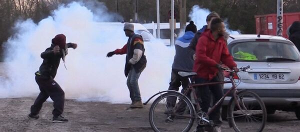 Беженцы закидывали камнями полицию в лагере мигрантов в Кале Беженцы закидывали камнями полицию в лагере мигрантов в Кале - Sputnik Узбекистан