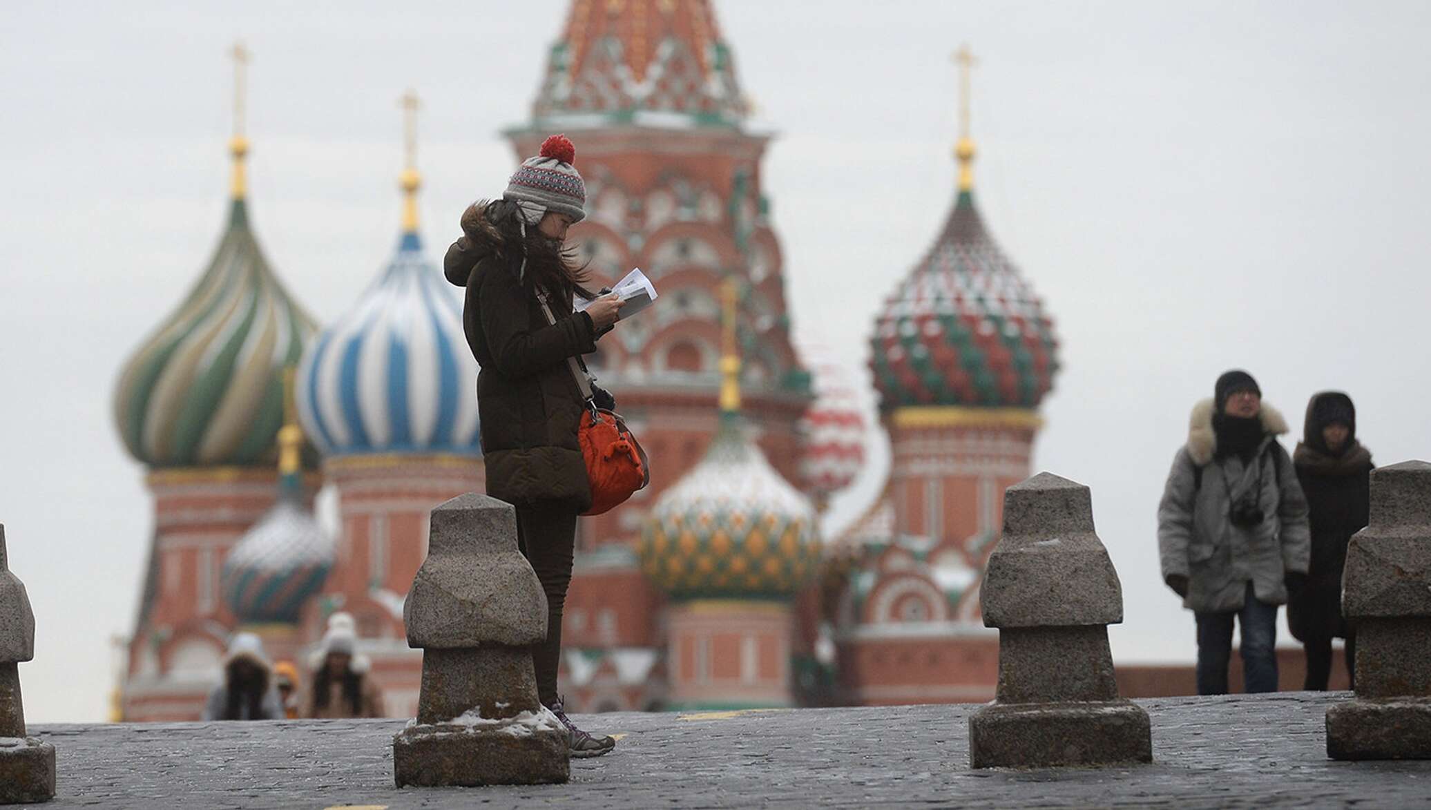 Русское открой фото. Иностранцы в России. Россия глазами туристов. Шапка ушанка в Москве на красной площади. Люди в шапках ушанках на красной площади.