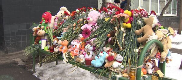 Цветы, свечи и игрушки у Октябрьского поля и у дома убитой девочки Цветы, свечи и игрушки у Октябрьского поля и у дома убитой девочки - Sputnik Узбекистан
