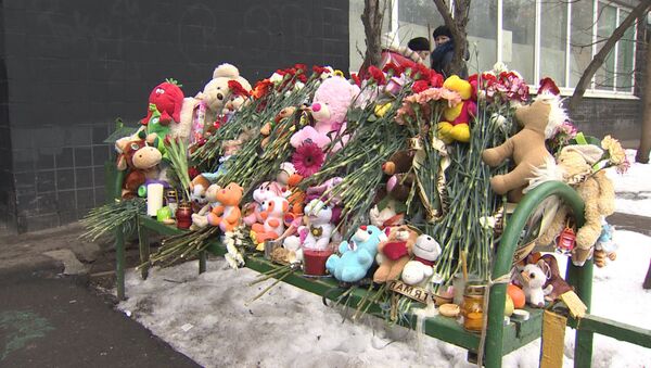 Цветы, свечи и игрушки у Октябрьского поля и у дома убитой девочки - Sputnik Узбекистан