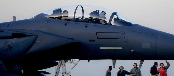 F-15E Strike Eagle готовится к взлёту для поддержки операции против ИГИЛ F-15E Strike Eagle готовится к взлёту для поддержки операции против ИГИЛ - Sputnik Узбекистан